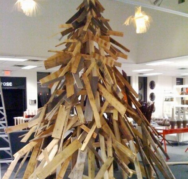recycled_wood_pallets_christmas_tree_g7hez