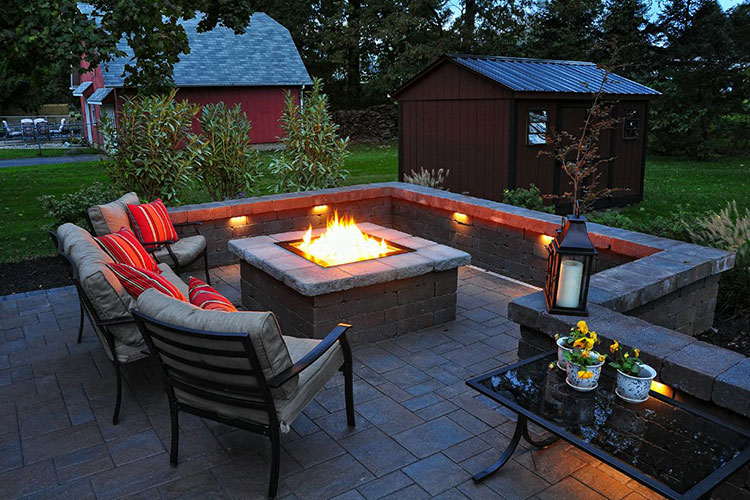 Small-outdoor-patio-with-fire-pit-design-ideas-for-small-backyard
