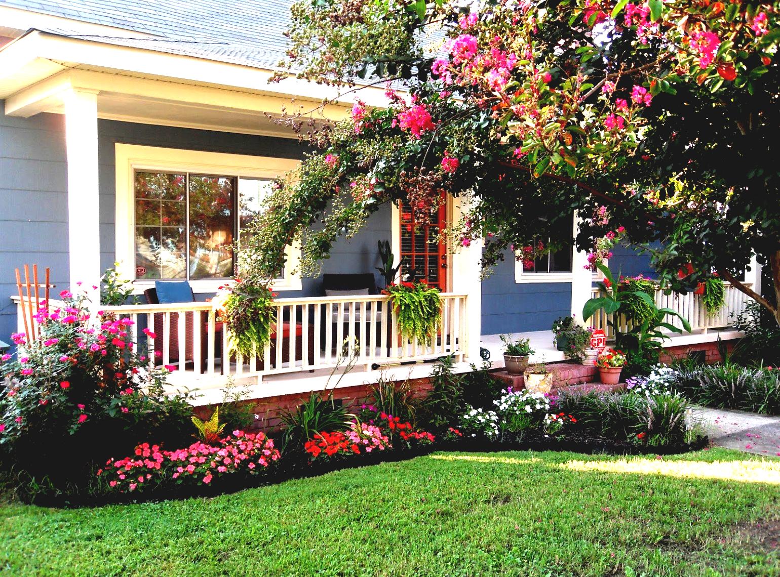 Фото цветов перед домом. Палисадник у террасы. Украшение палисадника. Красивый палисадник перед домом. Красивый домик с садом.